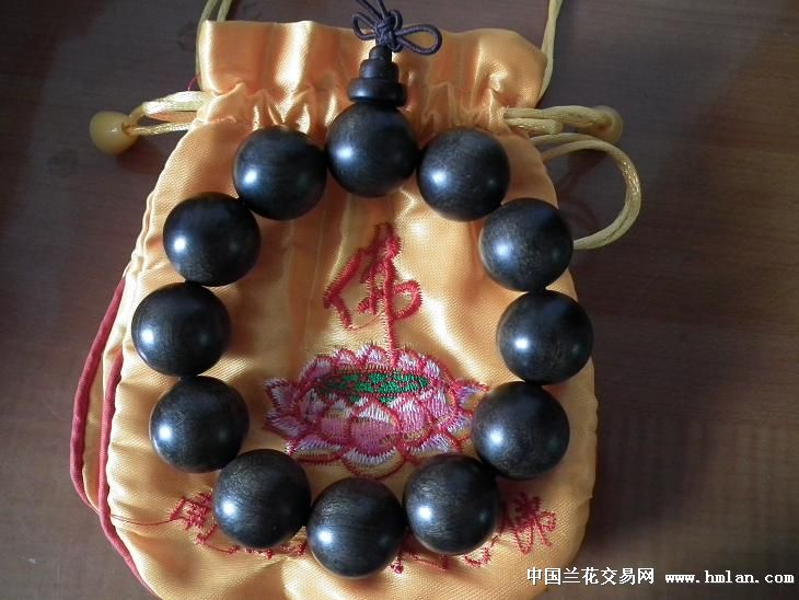 来自乐山大佛的庇护!!!产地,厂家直销,货卖有缘人,假一赔十!!! 此佛珠为素珠,无上漆,有天然香味 拍品是一串!! 养护方法:用干净的白毛巾搓佛珠以清洁表面的腊层和脏色并进行再抛光一个星期 柔软的棉布盘搓一个星期也算是抛光,这时软布表面会有痕迹这都是正常现象 放置一个星期.