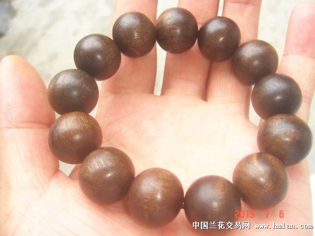 【规格】1.8厘米*13颗 【材质】乌木(金丝楠阴沉木) 【产地】四川江油 【工艺】全手工打磨 【等级】一级 【产品简介】 中国民间素有纵有珠宝一箱,不如乌木一方 阴沉木金丝楠,它是古四川地域天体发生自然变异,由地震、洪水、泥石流将地上植物生物等全部埋入古河床等低洼处。一些埋入淤泥中的部分树木,在缺氧、高压状态下,细菌等微生物的作用下,经过数千年物化过程而形成。 严格说来,阴沉木金丝楠已超出了木头的范围,而应将之列为珍宝的范畴。在故宫博物院里就珍藏有阴沉木雕刻而成的巧夺天工的艺术品,可见